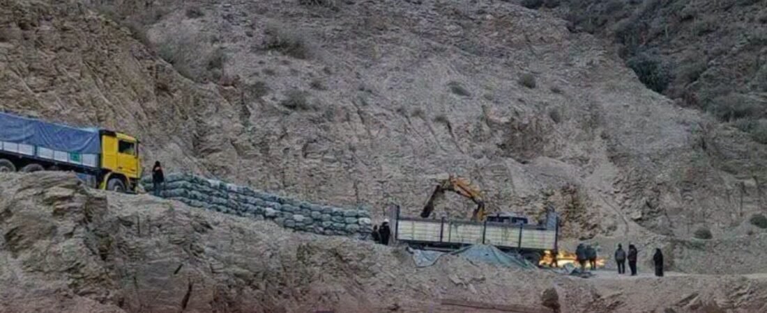 Camión tráiler vuelca cerca de Higueritas y deja varadas a varias flotas desde la madrugada